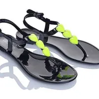 S takšnimi sandali se lahko sprehodimo tudi v mesto.