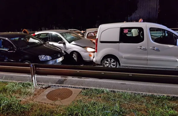 Na cesti od Kopra čez Sermin proti Ankaranu je v ponedeljek 
zvečer obtičalo pet obtolčenih avtov. 