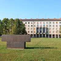 Na pokopališče se navezuje Počivavškova skulptura na travniku pred 
mestno hišo. Prav na tem travniku je bil park  pokopališča. 