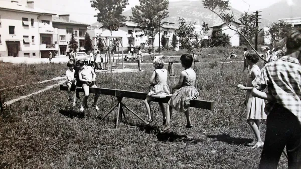 Ne tem mestu je nastalo igrišče  centralnega vrtca, kjer je bilo eno od igral kar - letalo. 