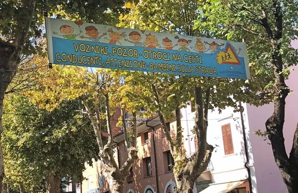  V  Cankarjevem drevoredu in Drevoredu 1. maja so že 
razobesili  transparenta, ki bosta  do konca septembra opozarjala voznike na šolarje.   