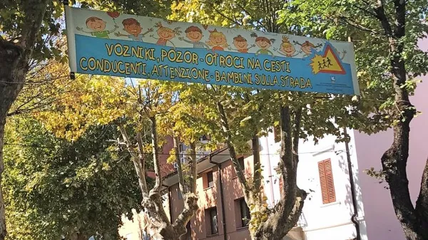  V  Cankarjevem drevoredu in Drevoredu 1. maja so že 
razobesili  transparenta, ki bosta  do konca septembra opozarjala voznike na šolarje.   