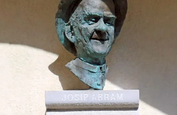 Na pročelju Grajžarjeve domačije v Štanjelu se takole družita 
Josip Abram (levo) in Taras G. Ševčenko.