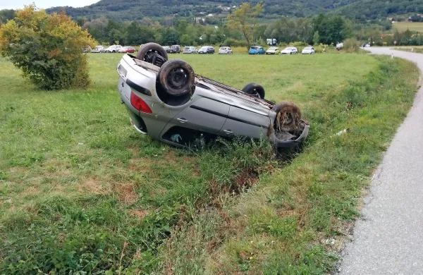 Romuna je z avtom na Ajševici zaneslo s ceste. 
