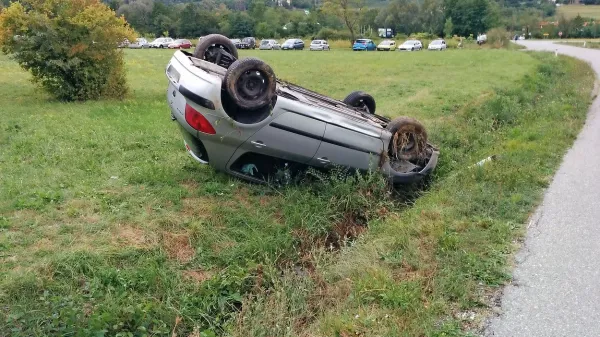 Romuna je z avtom na Ajševici zaneslo s ceste. 