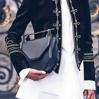 Strogost s pridihom nežnosti 