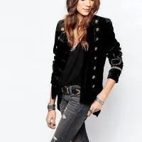 Star preprost suknjič z novimi gumbi zaživi v novi podobi.