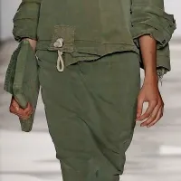 Olivno zelena je tudi letos  “in”