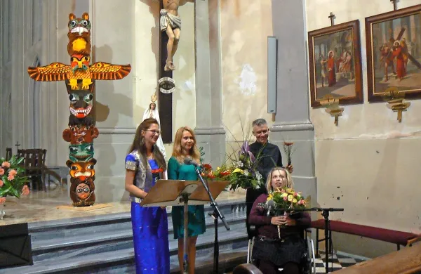 Drugi večer 38. sezone festivala Kogojevi dnevi so oblikovali 
(z leve): pianistka Tatjana Kaučič, dramska igralka Saša 
Mihelčič, klarinetist Dušan Sodja in pesnica Maja Munih.

 
