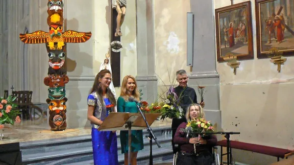 Drugi večer 38. sezone festivala Kogojevi dnevi so oblikovali 
(z leve): pianistka Tatjana Kaučič, dramska igralka Saša 
Mihelčič, klarinetist Dušan Sodja in pesnica Maja Munih.

 