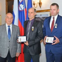 Na fotografiji z leve proti desni: Nj. Eksc., veleposlanik Ruske 
federacije v Republiki Sloveniji, dr. Doku Zavgajev, rektor UP, 
prof. dr. Dragan Marušič, dekan UP FM, prof. dr. Matjaž 
Novak.