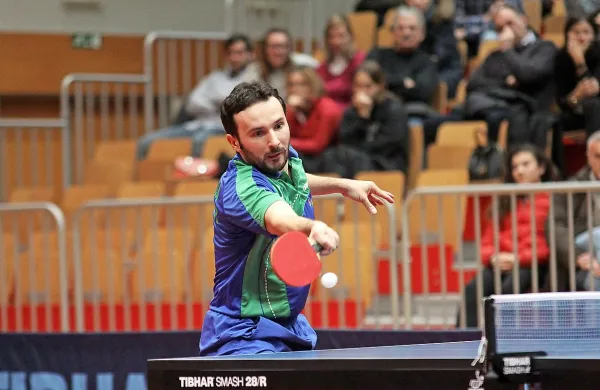 Bojan Tokić je za medaljo proti  Avstrijcem in Švedom 
primaknil po dve zmagi.   