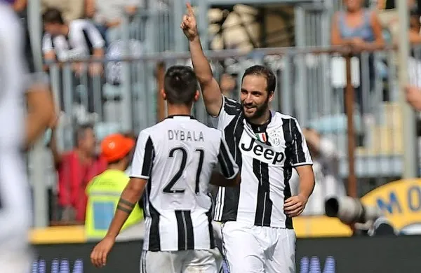 Juventusova Gonzalo Higuain in Paulo Dybala sta najbolje 
plačana igralca na italijanskih nogometnih igriščih.