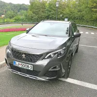 Peugeot 5008 je po novem družinski križanec.