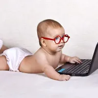 Pogosto sedenje za računalnikom slabša vid.