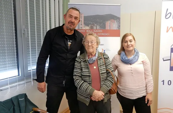 Režiser Tadej Čater, glavna nastopajoča Marija Pavlin in producentka Blanka Kante.