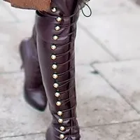  Obuvanje teh škornjev nam lahko  
vzame veliko časa. 