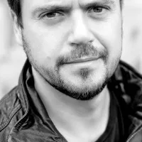 Andraž Hribar je v svojo glasbeno nabirko pospravil uspešnice, kot so Kaj mi delaš, Moja moja, Med nami ... 