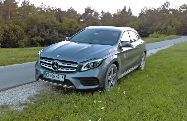 Najmanjši mercedesov križanec v kombinaciji s 177 konjskimi močmi in samodejnim menjalnikom zadosti vsem 
potrebam.