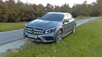 Najmanjši mercedesov križanec v kombinaciji s 177 konjskimi močmi in samodejnim menjalnikom zadosti vsem 
potrebam.