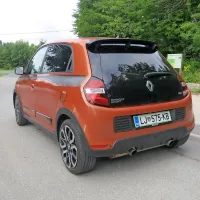 110 konjskih moči res udobno pelje največ dva odrasla. Zadaj 
je bolj tesno.