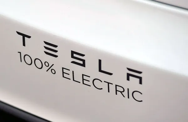 Tesla odpoklicala 11.000 modelov x
