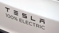 Tesla odpoklicala 11.000 modelov x