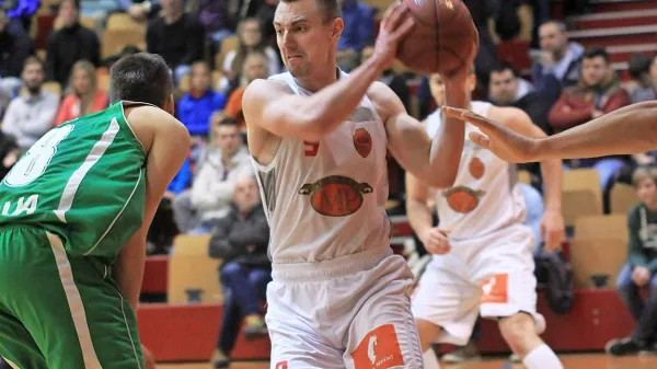 Matic Urbas (z žogo) ostaja nosilec igre sežanskega drugoligaša.