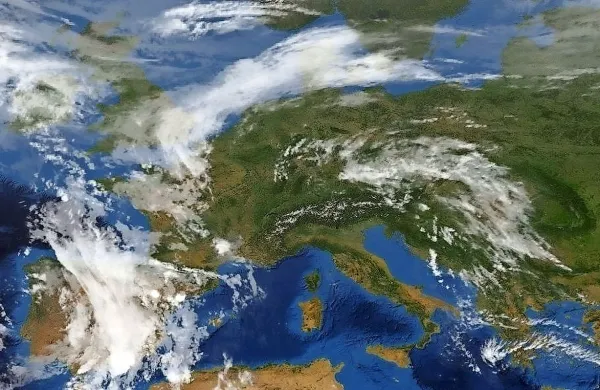 Obsežno anticiklonsko območje bo počasi oslabelo.