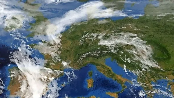 Obsežno anticiklonsko območje bo počasi oslabelo.