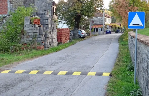 Hitrostne ovire so nekoliko umirile voznike skozi Klanec, 
vseh prometnih težav pa niso rešile, opozarjajo vaščani 
Klanca in Ocizle. 

