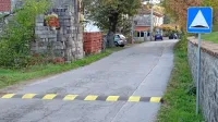 Hitrostne ovire so nekoliko umirile voznike skozi Klanec, 
vseh prometnih težav pa niso rešile, opozarjajo vaščani 
Klanca in Ocizle. 

