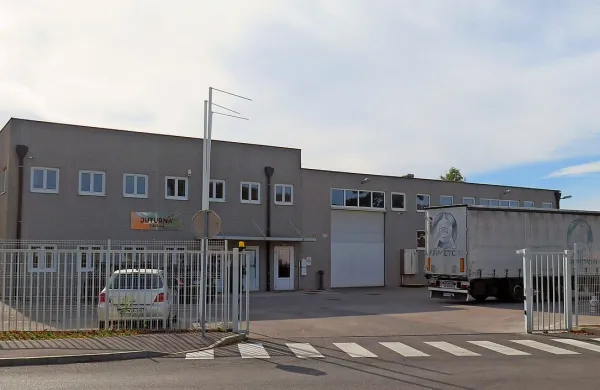 Na Lenivcu, na levi strani ceste za Vrhovlje, bo v sredini hale  kmalu delavnica, ki jo bodo lahko uporabljali študentje višje 
strokovne šole.