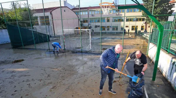 Na kvadratni meter je v uri in pol padlo tudi  več kot 100 litrov 
dežja, kar je več od  dvomesečnega povprečja.  