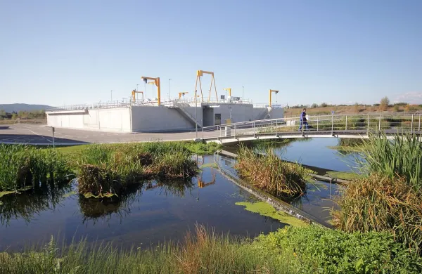 Centralna čistilna naprava je pridobitev, a tudi breme za 
uporabnike infrastrukture. Bo moč cene znižati z argumentom, da še ni v celoti izkoriščena?