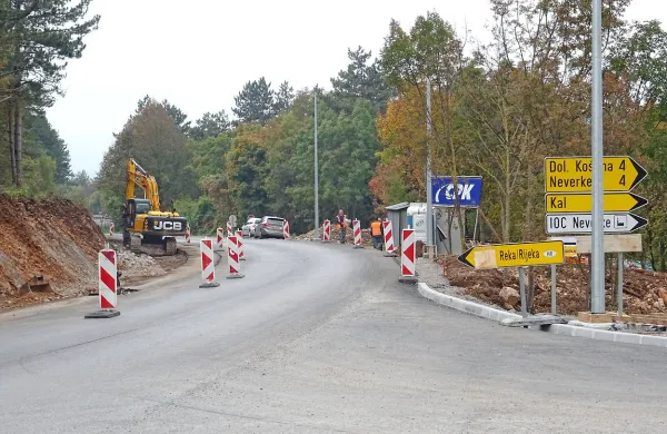 Križišče na cesti Pivka-Ribnica na odcepu za Kal je že 
pravokotno in ne več v obliki ipsilona. 