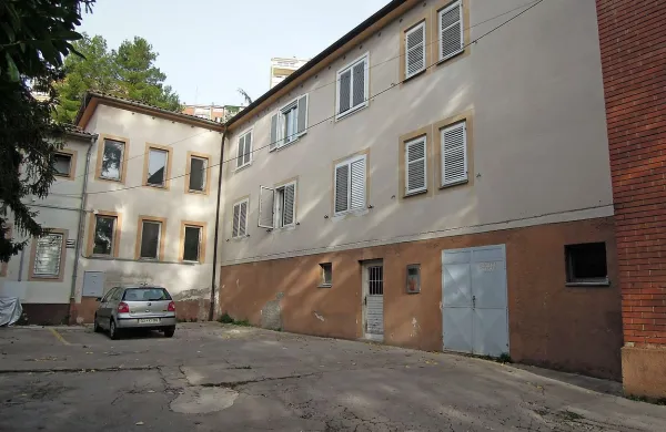 Težave z elektriko so odpravljene, se veselijo stanovalci na 
naslovu Prisoje 9a.  