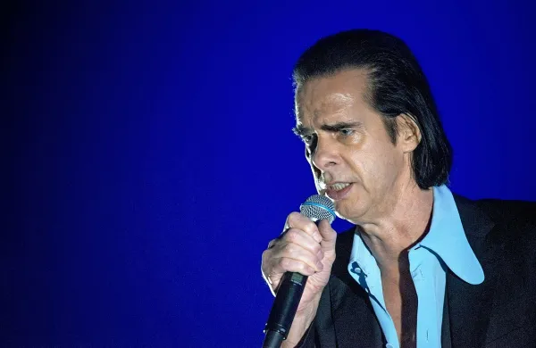 Nick Cave tihe nove meditacije prepleta  s silovitimi starejšimi klasikami.  