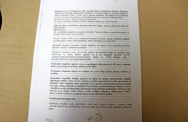 Zapisnik vzporedne skupščine Certe Holding, ki naj bi jo 
Civilna pobuda za Cerkljansko  izvedla na parkirišču pred 
stavbo, v kateri je potekala septembra sklicana skupščina. 