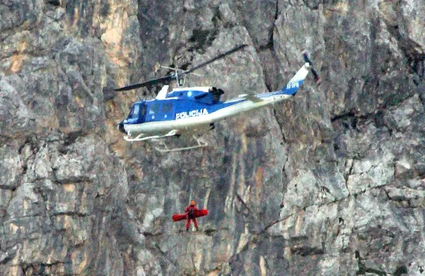 Gorski reševalci in ekipa policijskega helikopterja so  truplo s policijskim helikopterjem 
odpeljali v Bovec. Fotografija je simbolična.