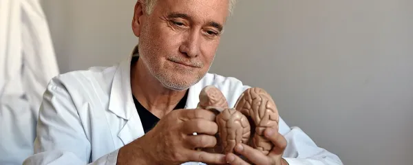 Nevrolog dr. Zvezdan Pirtošek je eden vodilnih 
strokovnjakov za področje demence in Parkinsonove 
bolezni pri nas.