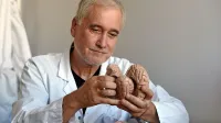 Nevrolog dr. Zvezdan Pirtošek je eden vodilnih 
strokovnjakov za področje demence in Parkinsonove 
bolezni pri nas.