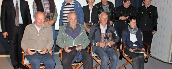 Vsi še živeči nastopajoči v filmu O življenju in delu rudarjem, z Damijanom Bogatajem (levo) in Tatjano Dizdarević in Martino Peljhan (desno)