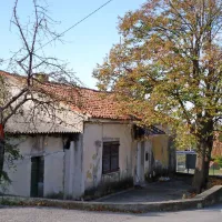 Koprska občina je odkupila to staro hišo in zemljišče ob njej, 
saj bodo prav na tem območju zgradili prizidek k OŠ Šmarje. 