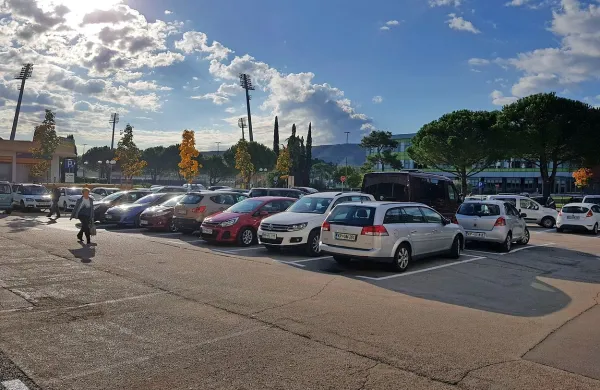 Za koprsko banko so povsem preuredili parkirno ploščad, 
povečali parkirne bokse in na novo zasnovali tudi dovozne 
poti. 