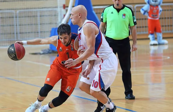  Tadej Ferme (z žogo) je sinoči v  Stožicah dosegel 18 točk.