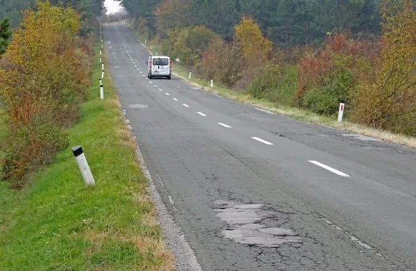 Ceste od Dolnjih Ležeč do Famelj  letos še ne bodo na novo 
asfaltirali, bodo pa pokrpali največje luknje.  
