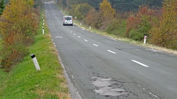 Ceste od Dolnjih Ležeč do Famelj  letos še ne bodo na novo 
asfaltirali, bodo pa pokrpali največje luknje.  