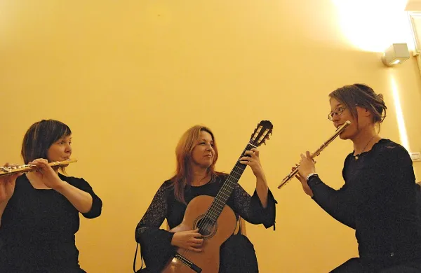 V Triu Adore muzicirajo Doris Kodelja, Eva Slokar  in Ana 
Černic.  