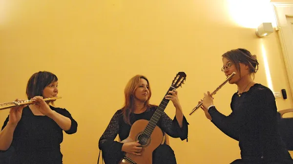 V Triu Adore muzicirajo Doris Kodelja, Eva Slokar  in Ana 
Černic.  